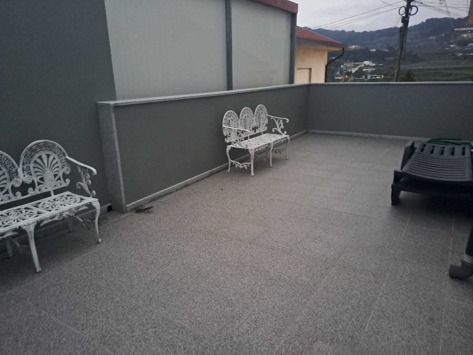 Moradia T3 em pedra azul junto a estrada Termas de S. Vicente-Penafiel