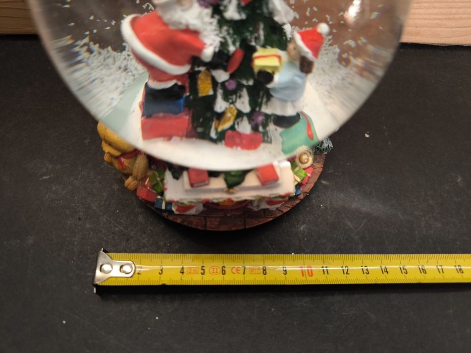 Bola de Neve Natal e caixa musica com Pai Natal e Árvore.
Adorável bol