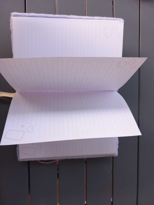 Caderno de linhas com capa felpuda e elástico para fecho