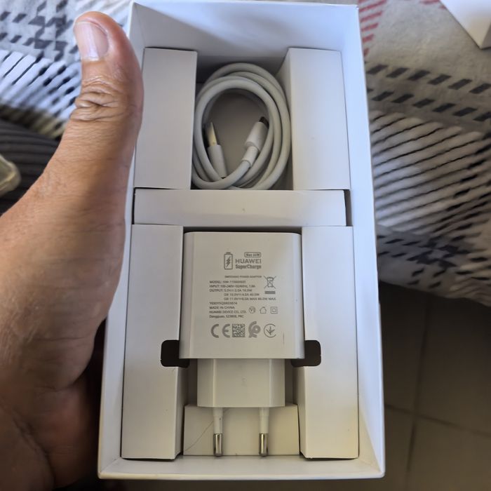 Smartphone Huawei Nova 12i + Samsung EarBuds