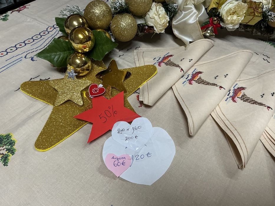 Toalha de linho bordada a mão con 12 gurdanapos