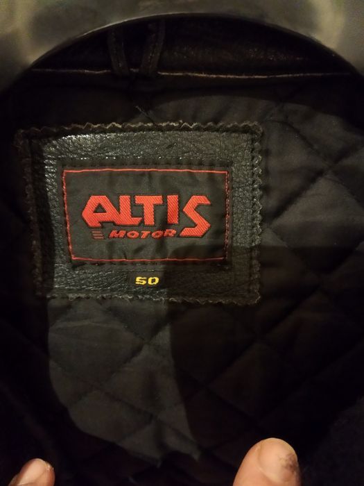 Casaco Motar em couro preto.