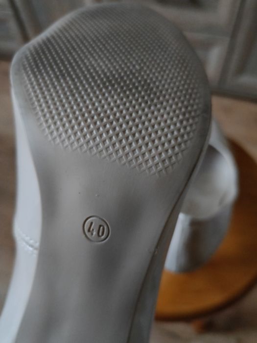 Kremowe szpilki na obcasie