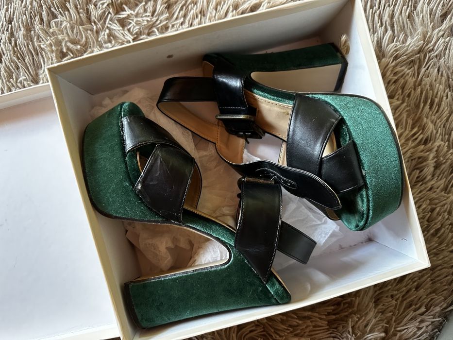 Босоножки черные