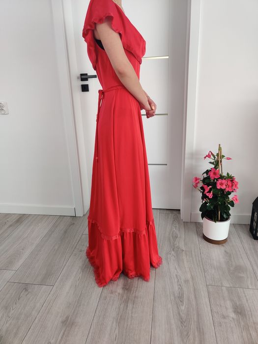 Czerwona długa sukienka.