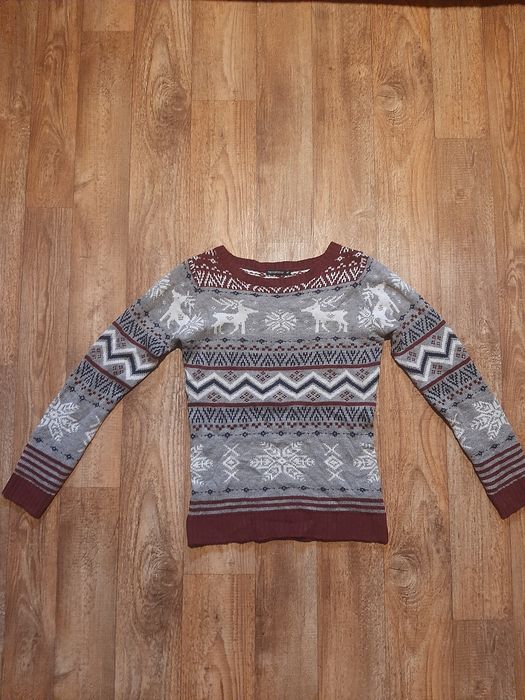 Świateczny sweter z motywem skandynawskim