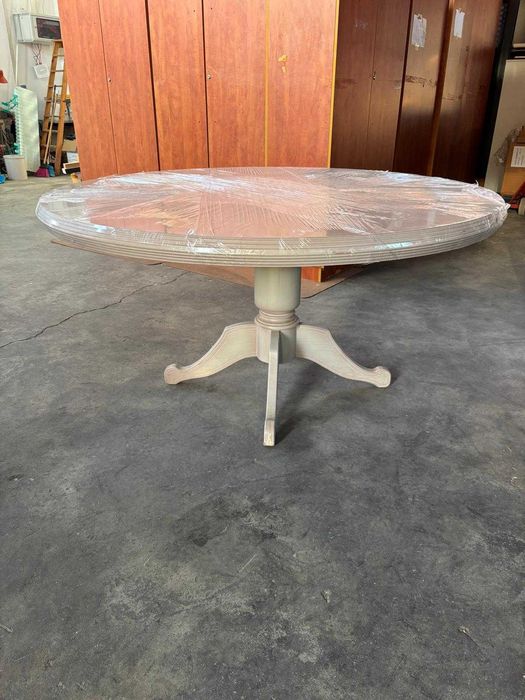 Mesa de jantar redonda e seis cadeiras