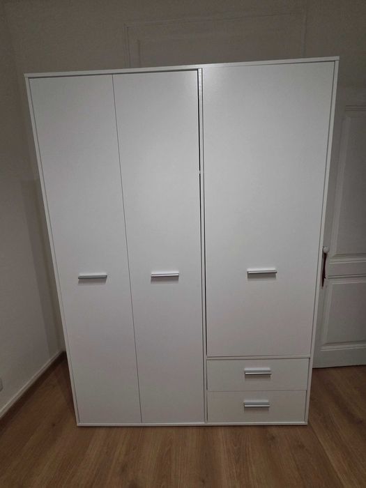 2a mão - Roupeiro MOKARIS como novo (portas batentes e 2 gavetas 144x200cm branco)