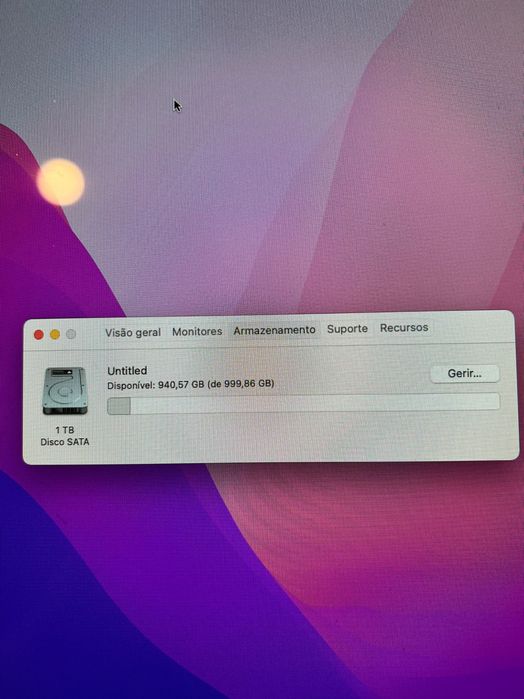 Computador com monitor, teclado  da APPLE, descrições em cada ecrã