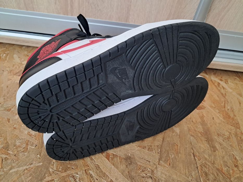 Кросівки Nike Jordan 1 Mid White Black Red 554724-079