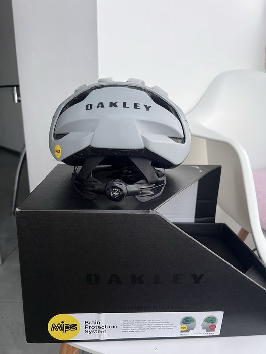 Oakley ARO3 mips велошолом