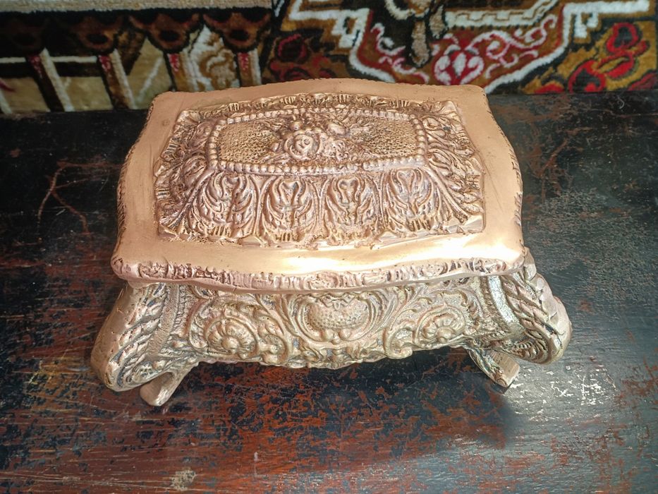 Imponente guarda-jóias antigo estilo barroco, em latão maciço, decoraç