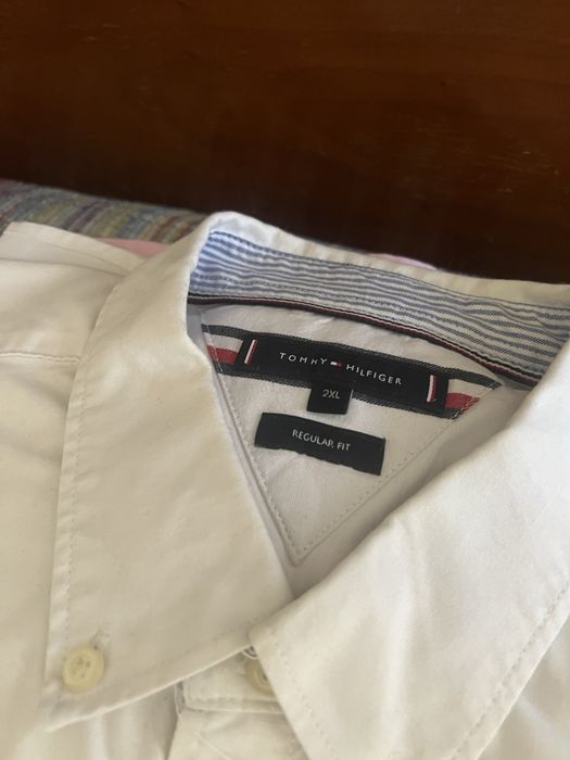 Grande lote de camisas de marca.