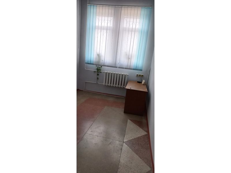 Приміщення від 11 кв.м. під офіс, салон, центр м. Здолбунів біля парку - View 2