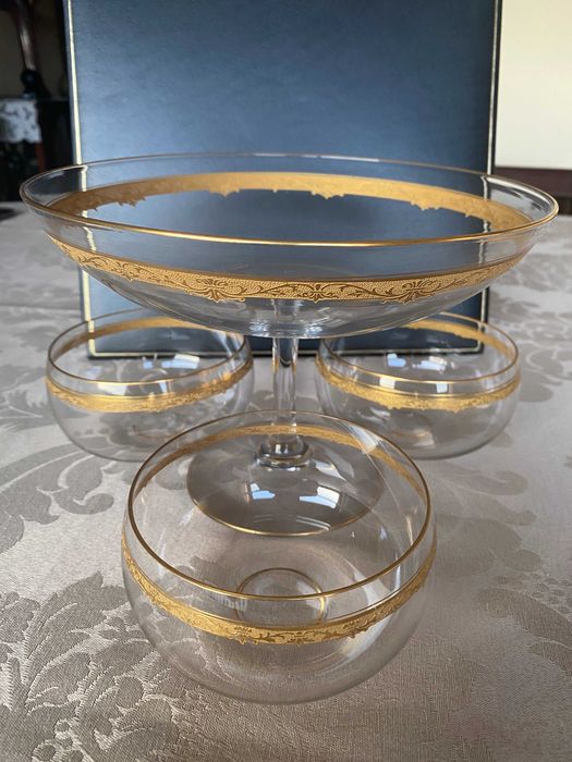 Taça com pedestal e taças (3) da Cristallerie de Saint Louis com filete de ouro