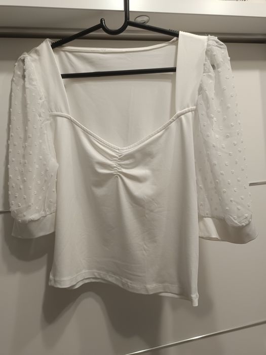 Bluzeczka damska z ozdobnymi rękawami