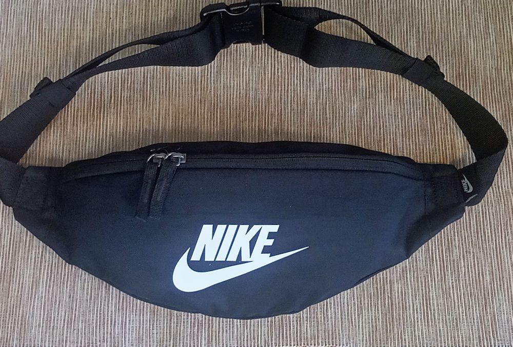 Nerka saszetka na pas NIKE czarna