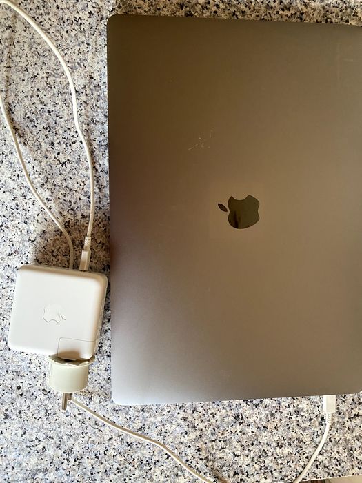 Macbook pro 2017 15 inch core i7 2.9ghz 16gb ram 512gb ssd