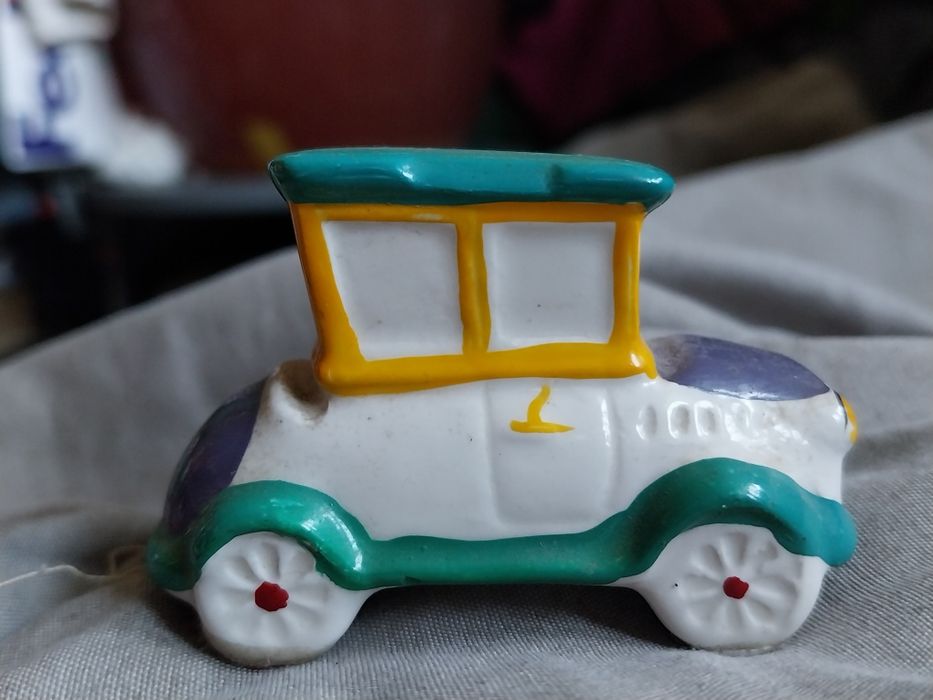Porcelanowa figuratively samochodzik .