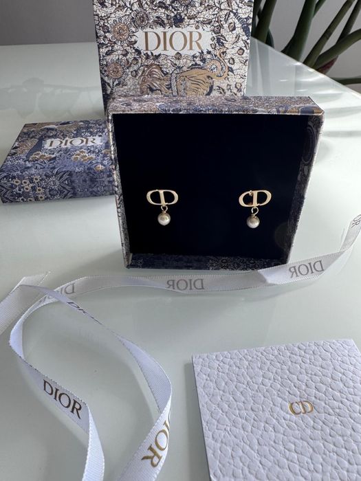 Piekne kolczyki Dior z bialą perelką