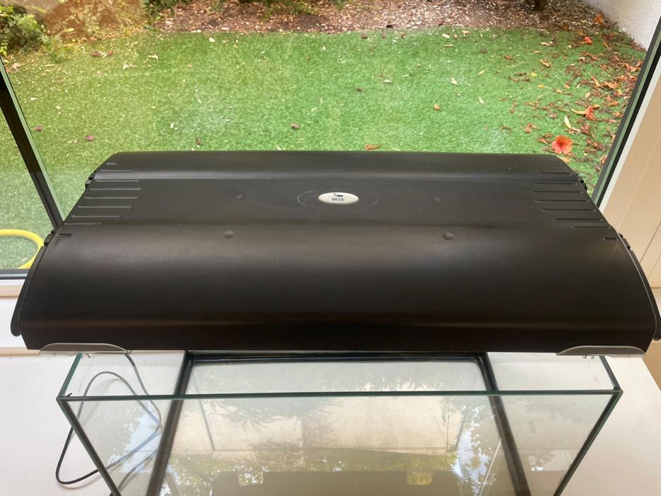 Aquário vidro - 100L - muito bom estado, com tampa e iluminação