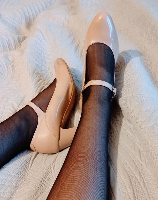 Buty lakierki 36 beżowe czółenka ślubne