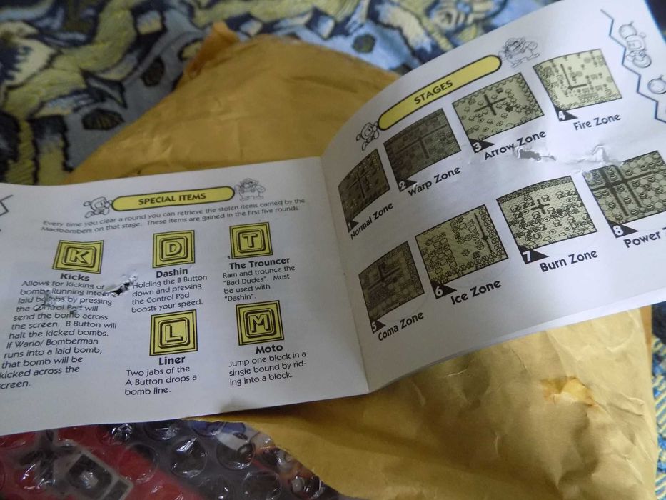 Wario Blast: Featuring Bomberman z instrukcją zadźganą przez listonosa