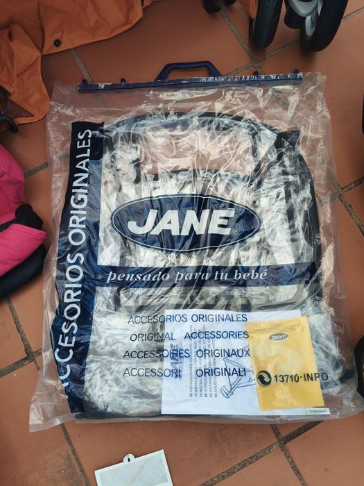 Carrinho bebé completo NOVO (caldeirinha, ovo e alcofa: JANE)
