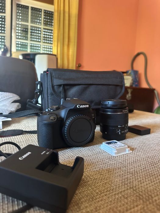 Camera Canon EOS 2000D Travel Kit