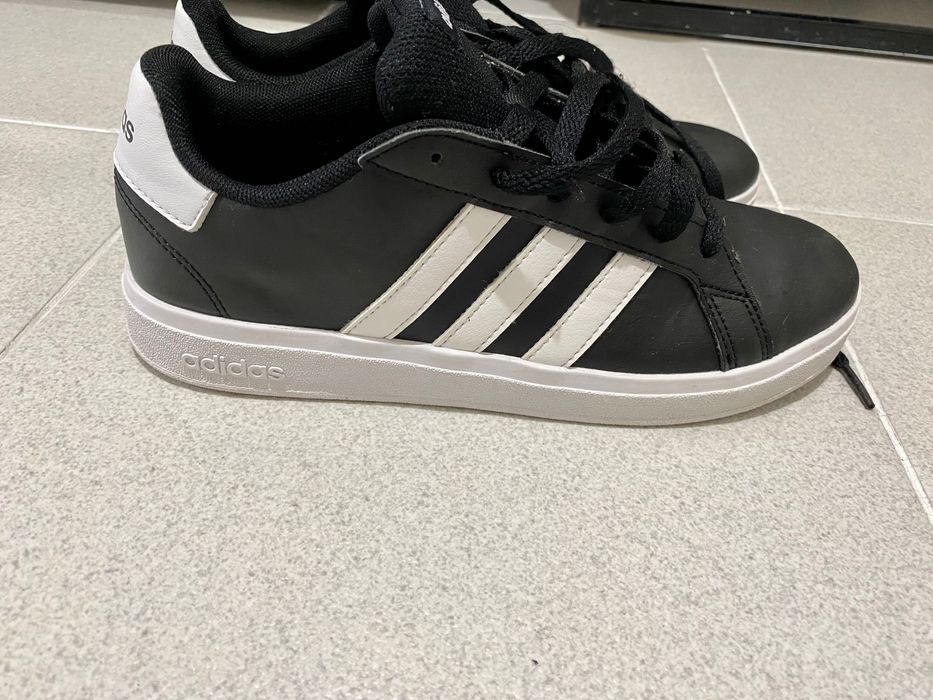 ténis adidas preto/riscas brancas