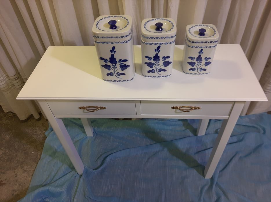 Sideboard-style table64409196150531122