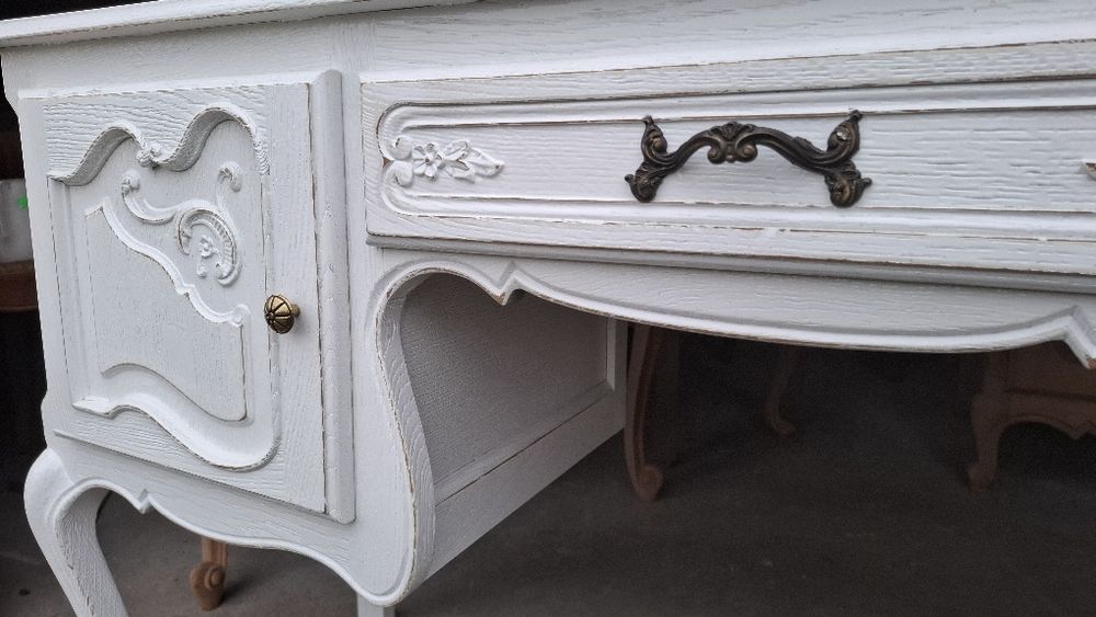 Toaletka ludwikowska bielona z Belgi