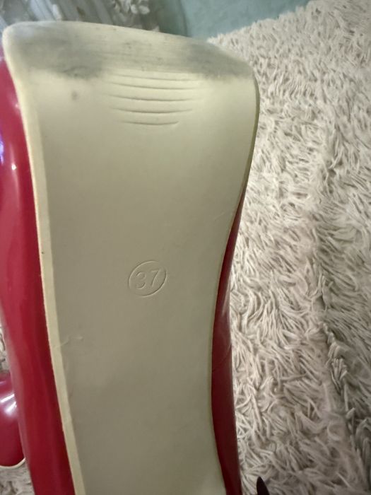 Туфлі червоні лакові 37 розмір