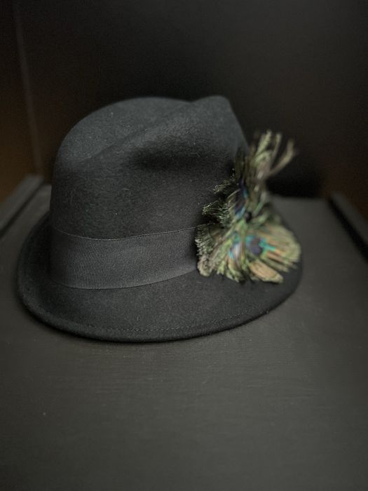 Czarny kapelusz pawim oczkiem