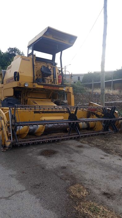 Ceifeira debulhadora New Holland 8040