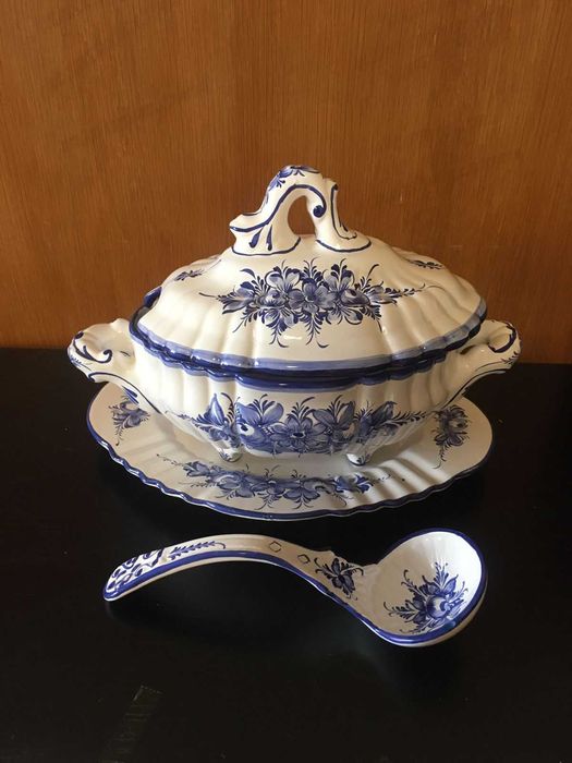 Antiga sopeira de porcelana