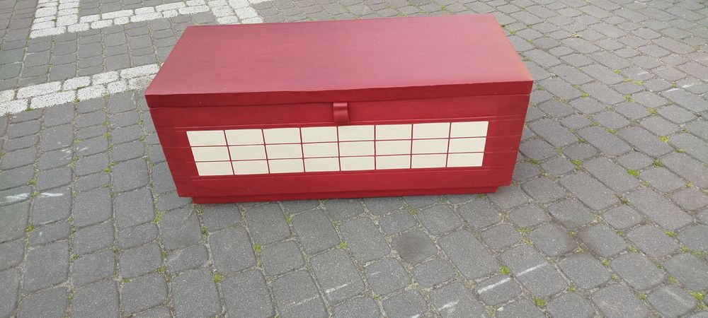 Skrzynia meblowa z wyściółką i obiciem.
