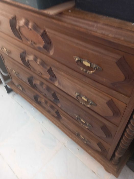 Comeda quarto com 4 gavetões em madeira de castanho