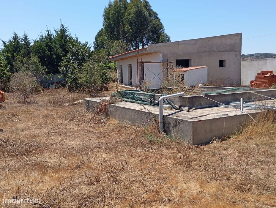 Moradia isolada T3 com jardim em lote de 1600M2
