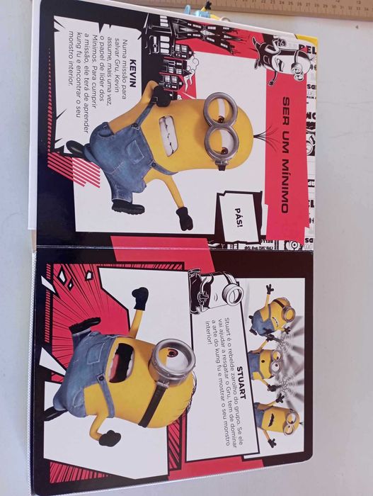 Livro Minions / Gru o Maldisposto - com figuras e tapete com jogos