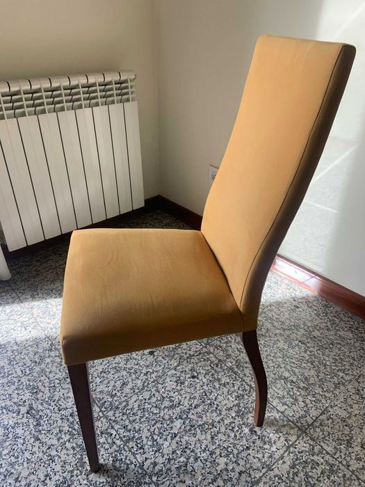 Mesa de Jantar com 6 cadeiras.