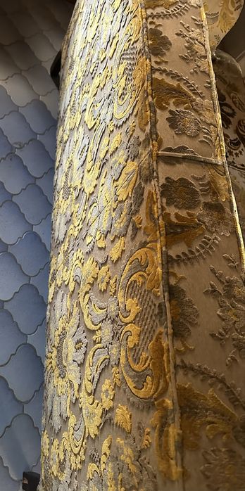 Sofás antigos em tons dourado