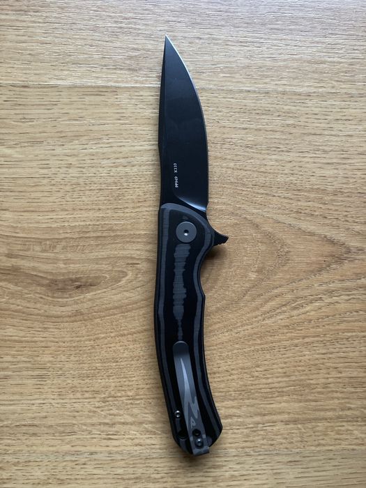 Pięknie wykonany Petrified Fish Warrior carbon fiber nóż, scyzoryk