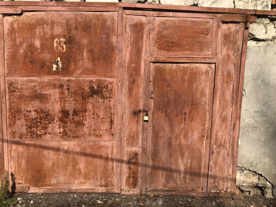 Продам гараж багато місця є