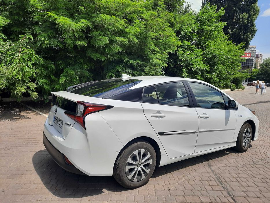 Продам Toyota Prius hybrid LE AWD 2022
