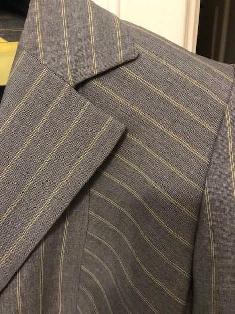 Elegante casaco Srª cinza, com riscas verde oliva, marca luxo Escada