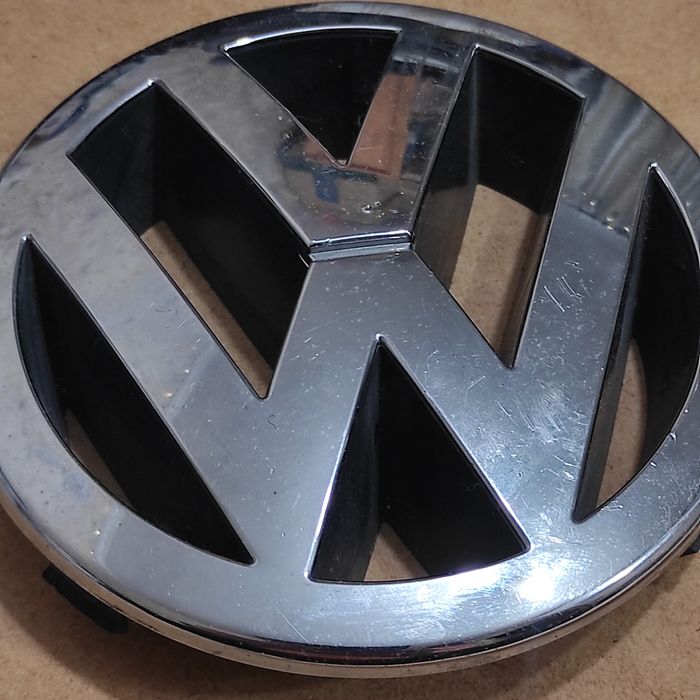 Продається ручка відкривання багажника 3C5827469J VW орігінал значок