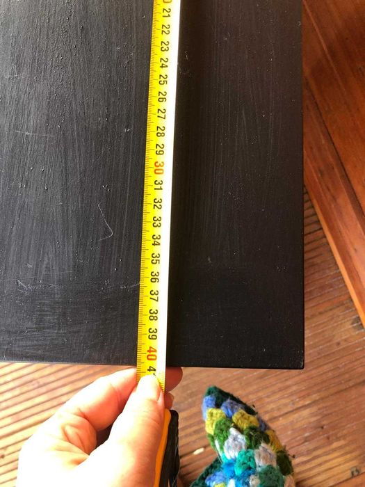 Duas mesas de cabeceira em tons de preto, madeira e papel fantasia