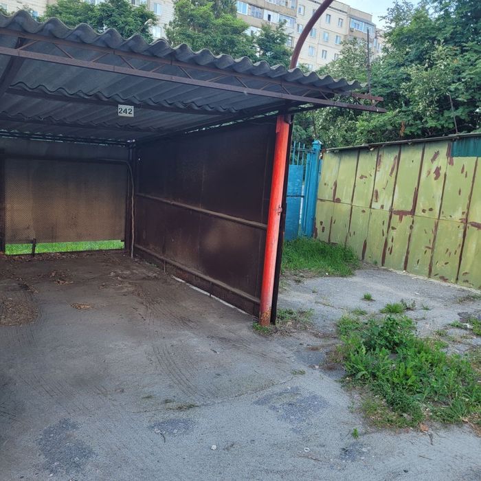 Стоянка. Парковка, крите місце.