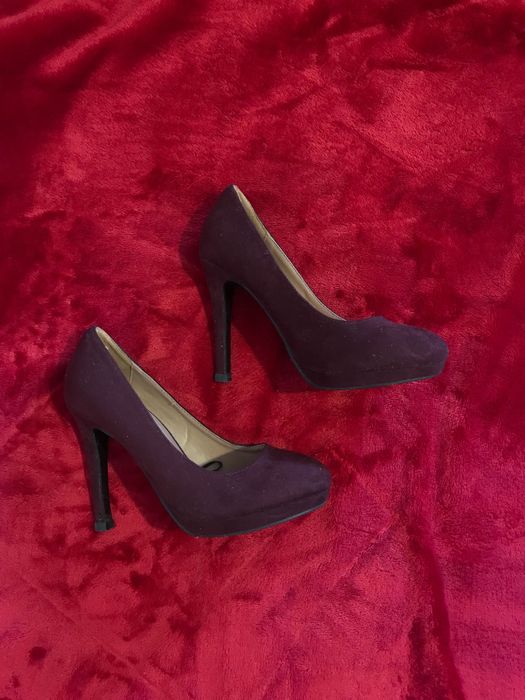 Sapatos femininos a venda